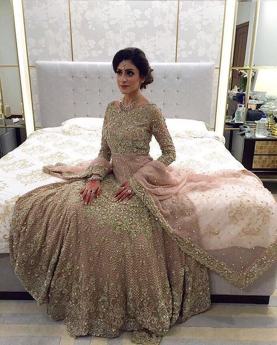 30 Stunning Pakistani Bridal Walima Dresses for Your Inspiration - Folder