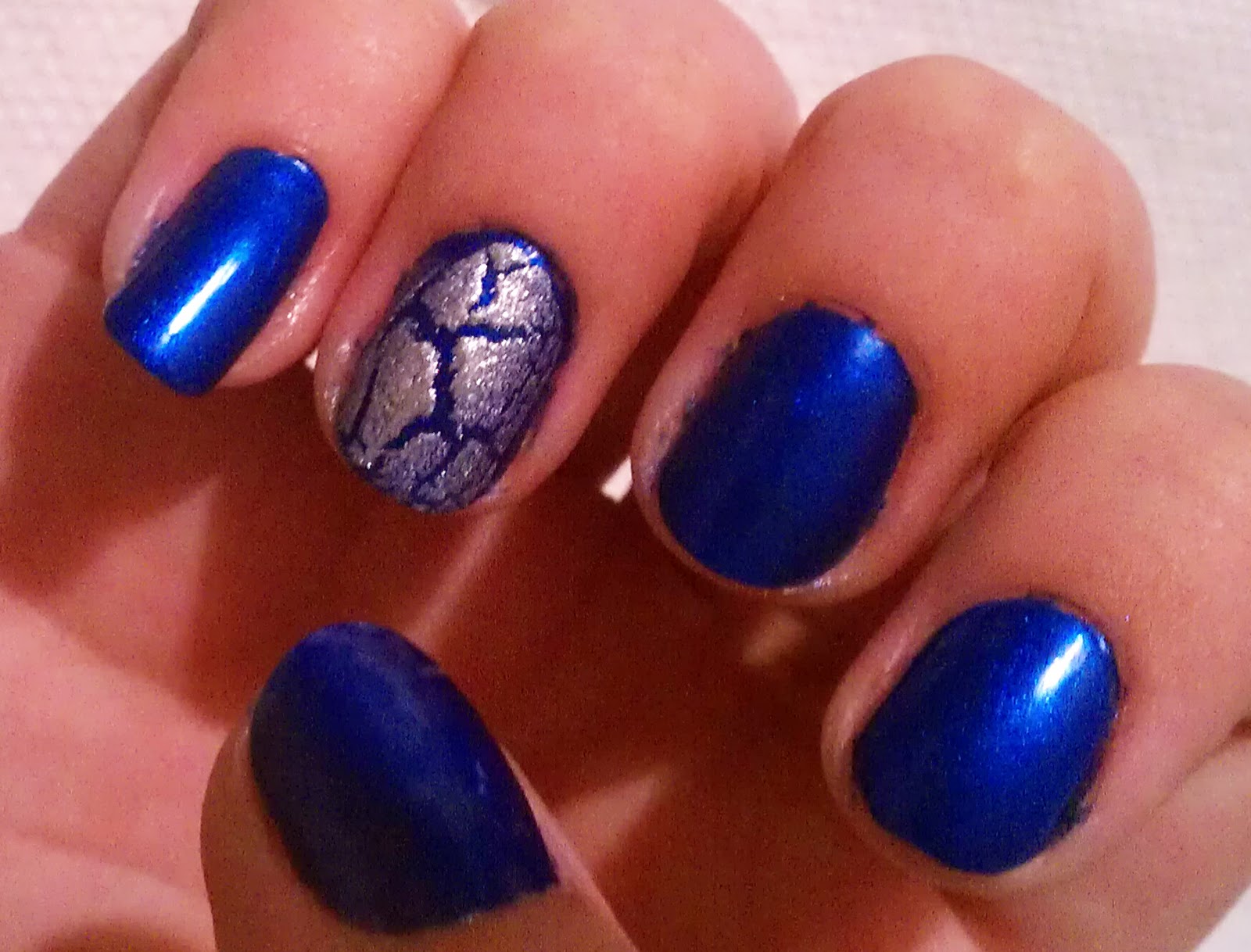 Striking Blue Design for Short Nails - Folder